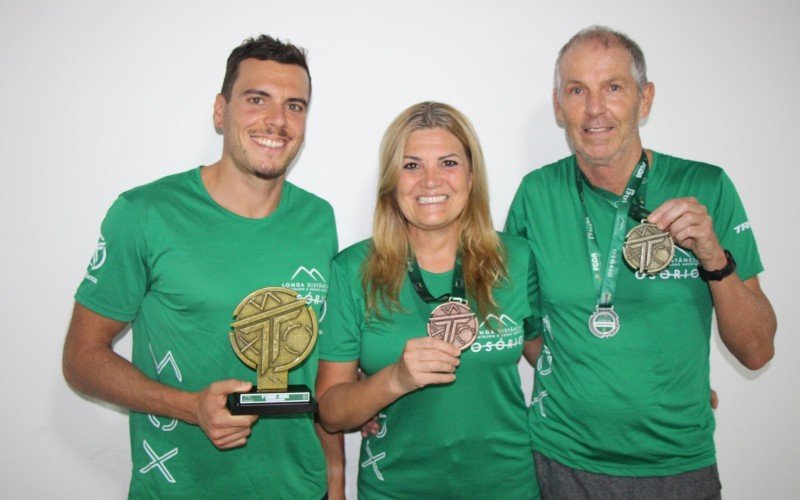 Otávio, Carla e Marcus mostram os prêmios recebidos da 4ª etapa do Campeonato Estadual de Triathlon