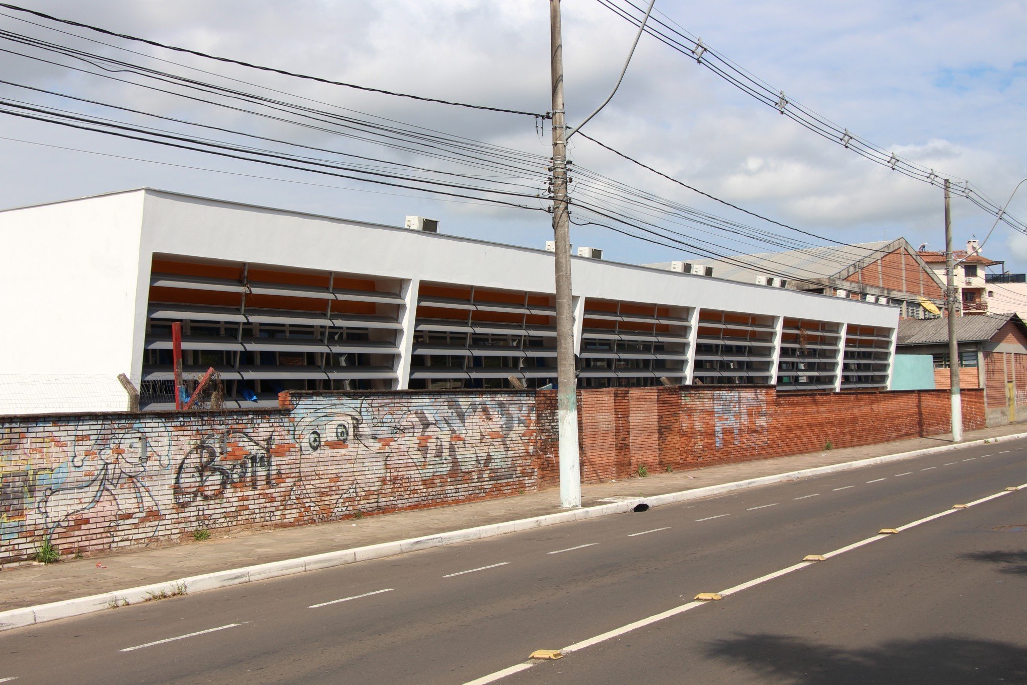 Escola Irmão Weibert espera ligação de aparelhos de ar-condicionado nas salas de aula