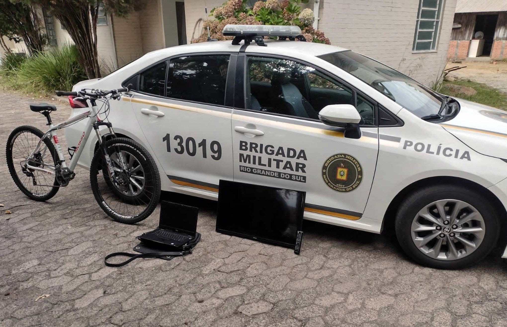 Mulher é presa após furtar motorista de aplicativo na Serra