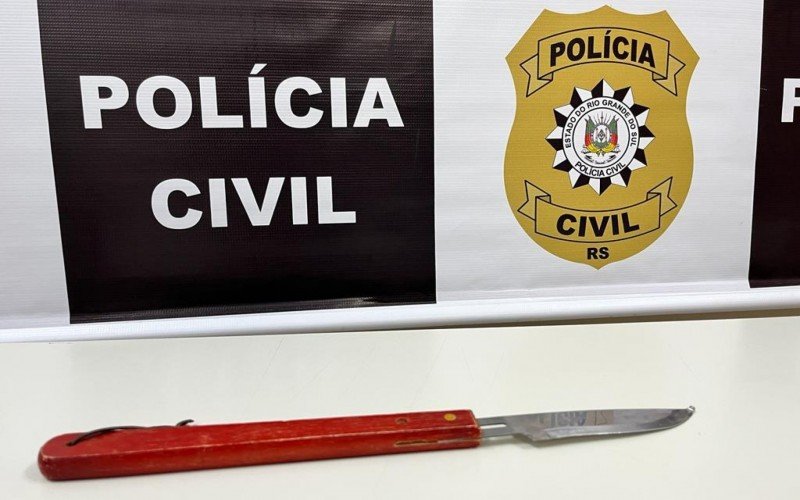 Faca usada no crime foi apreendida pela Polícia