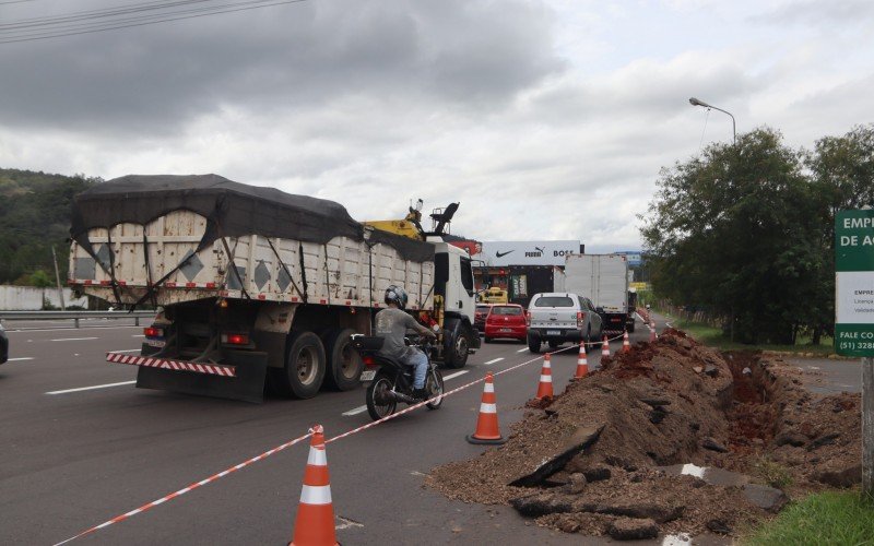 Acesso Ã  Rua JoÃ£o Lampert junto da rodovia estÃ¡ bloqueado