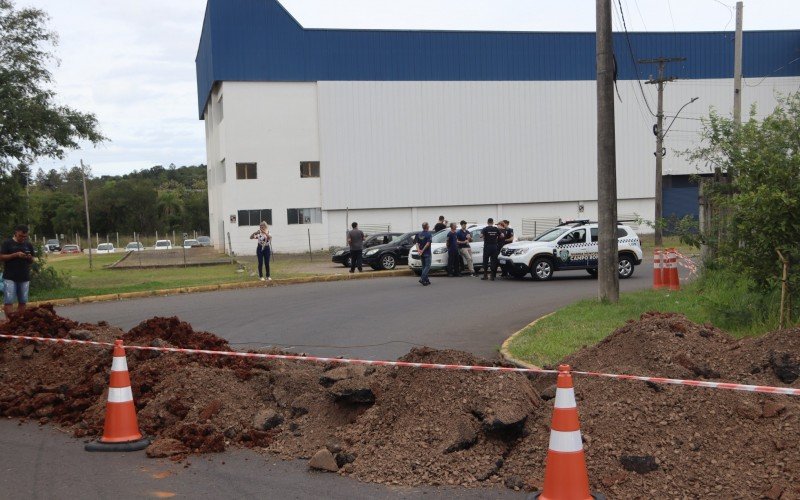 Acesso bloqueado Ã  Rua JoÃ£o Lampert, na RS-239, com sinalizaÃ§Ã£o