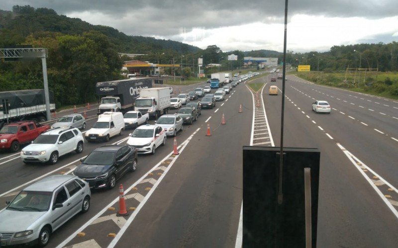 Vala aberta na pista bloqueia acesso a Campo Bom e gera congestionamento