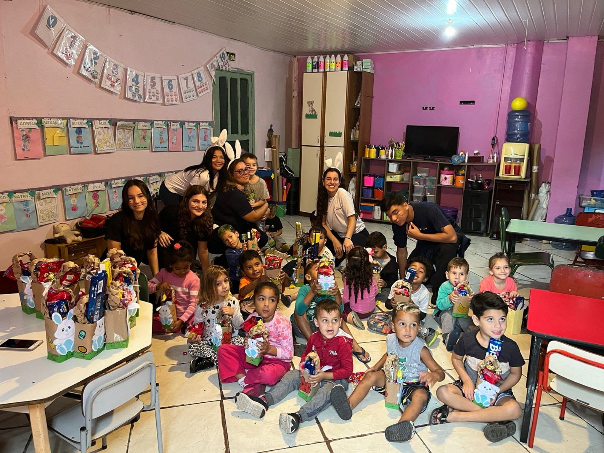 Ação do GuSch garante uma Páscoa mais doce a crianças da Turma do Sopão