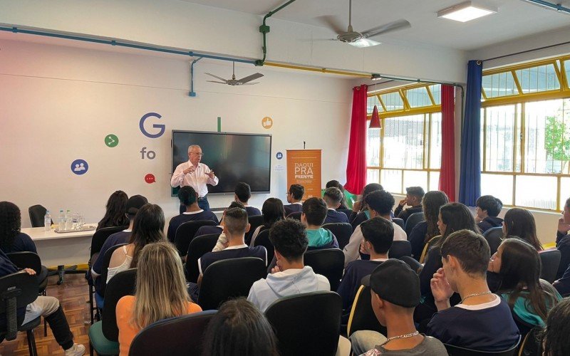 Lançamento em escola de Canoas, com o escritor Dilan Camargo
