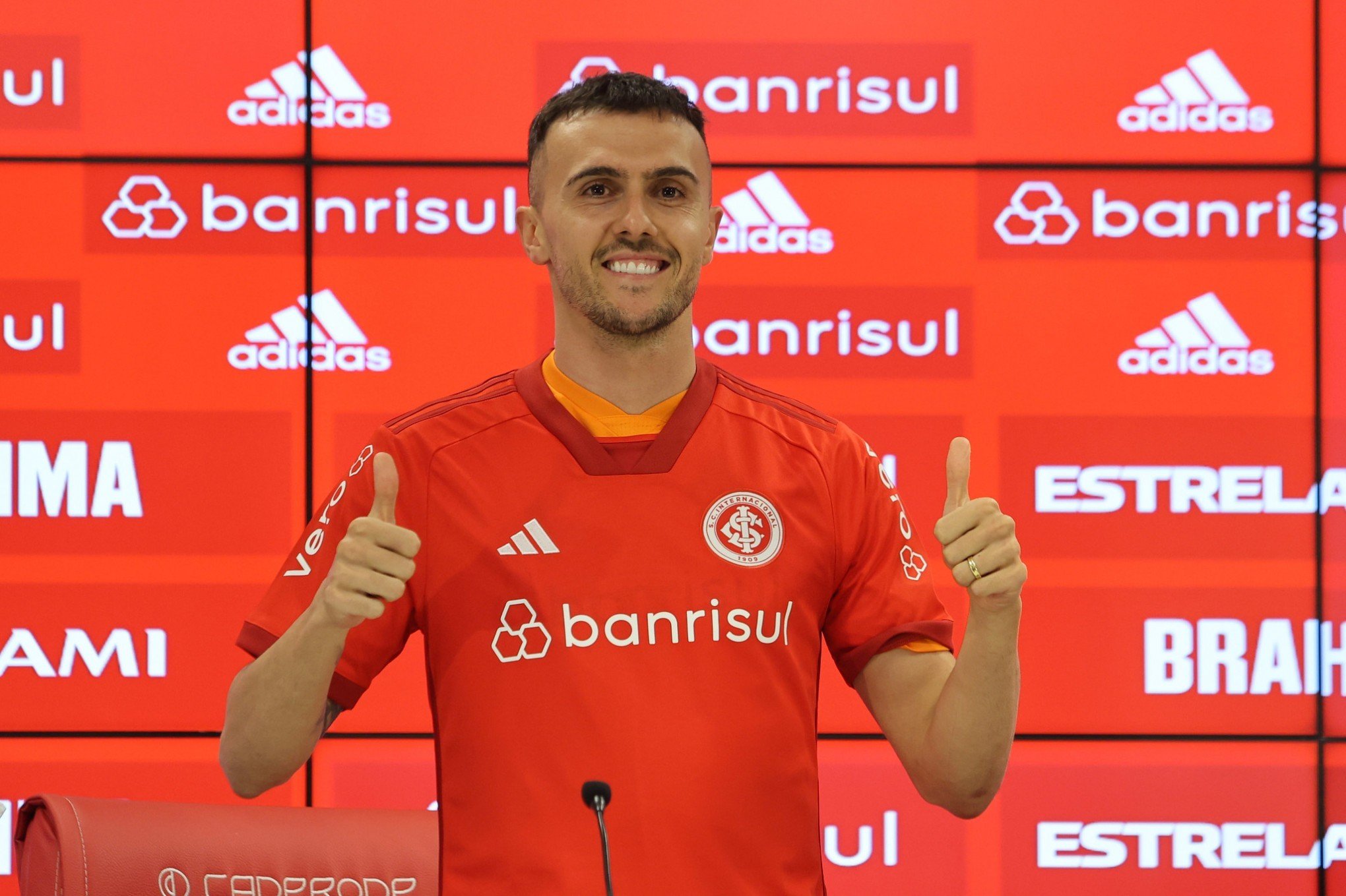 Campanharo é apresentado pelo Inter e diz estar realizando sonho de infância