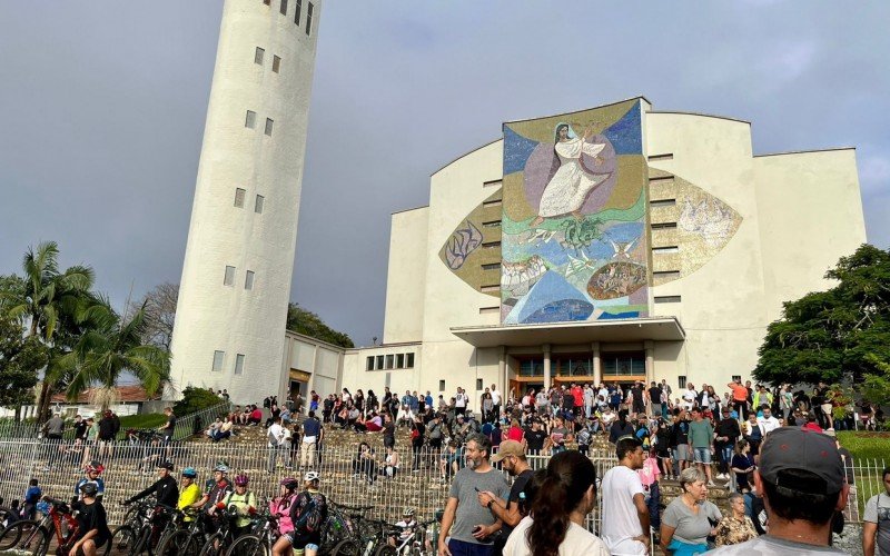 Local onde estÃ¡ o tÃºmulo do padre Reus Ã© destino de romeiros de diferentes cidades da regiÃ£o   
