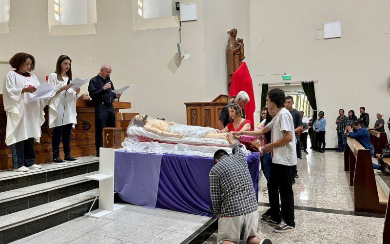 Local onde estÃ¡ o tÃºmulo do padre Reus Ã© destino de romeiros de diferentes cidades da regiÃ£o   