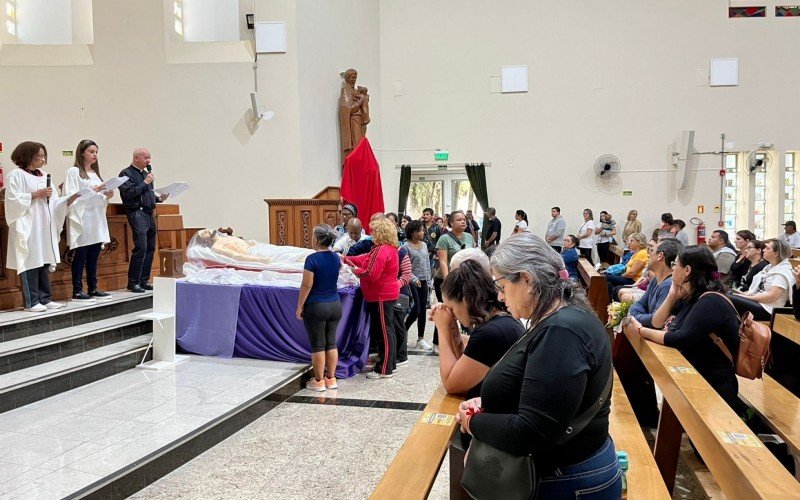 Local onde estÃ¡ o tÃºmulo do padre Reus Ã© destino de romeiros de diferentes cidades da regiÃ£o   