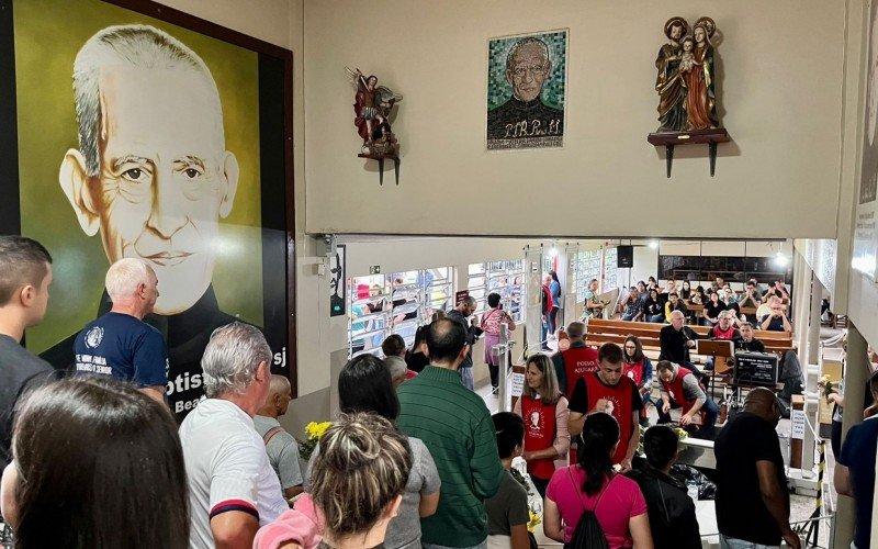 Local onde estÃ¡ o tÃºmulo do padre Reus Ã© destino de romeiros de diferentes cidades da regiÃ£o   