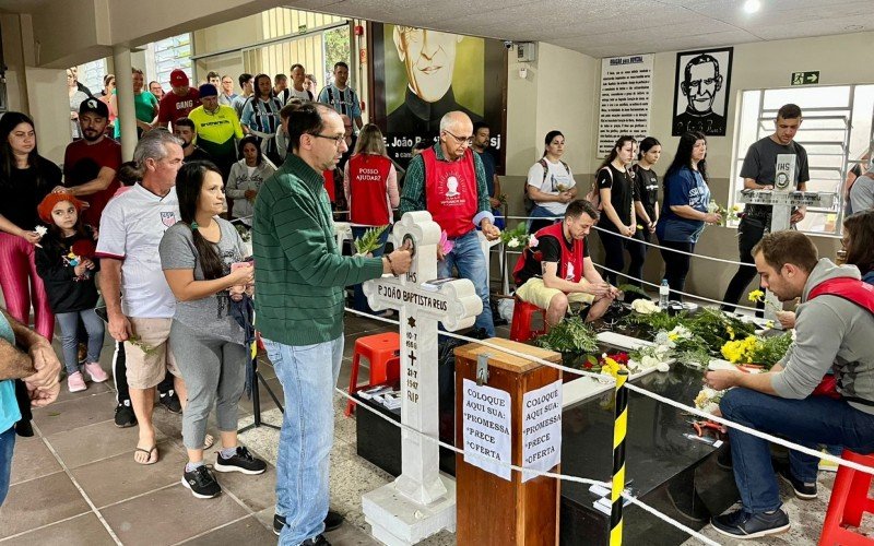 Local onde estÃ¡ o tÃºmulo do padre Reus Ã© destino de romeiros de diferentes cidades da regiÃ£o   
