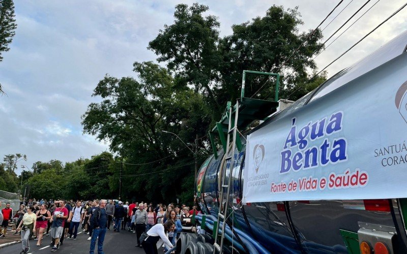 Local onde estÃ¡ o tÃºmulo do padre Reus Ã© destino de romeiros de diferentes cidades da regiÃ£o   