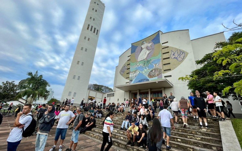 Local onde estÃ¡ o tÃºmulo do padre Reus Ã© destino de romeiros de diferentes cidades da regiÃ£o   