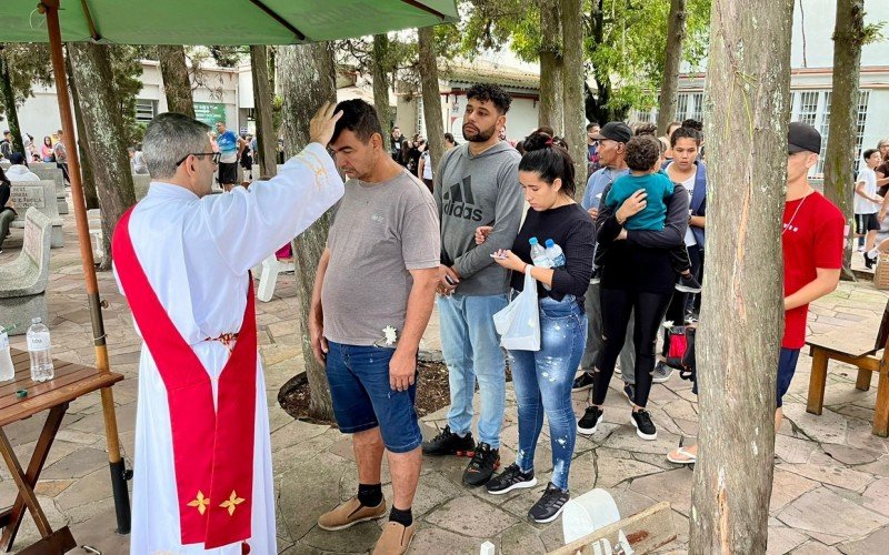 Local onde estÃ¡ o tÃºmulo do padre Reus Ã© destino de romeiros de diferentes cidades da regiÃ£o   