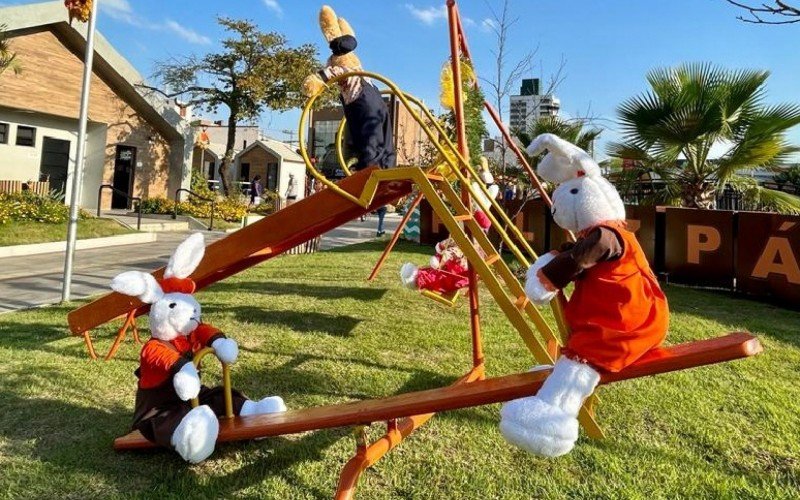 Praça General Freitas está decorada e receberá a visita do coelho da Páscoa neste domingo (9)