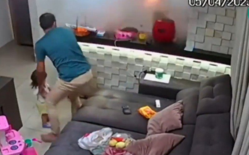 Família escapa de explosão de panela de pressão
