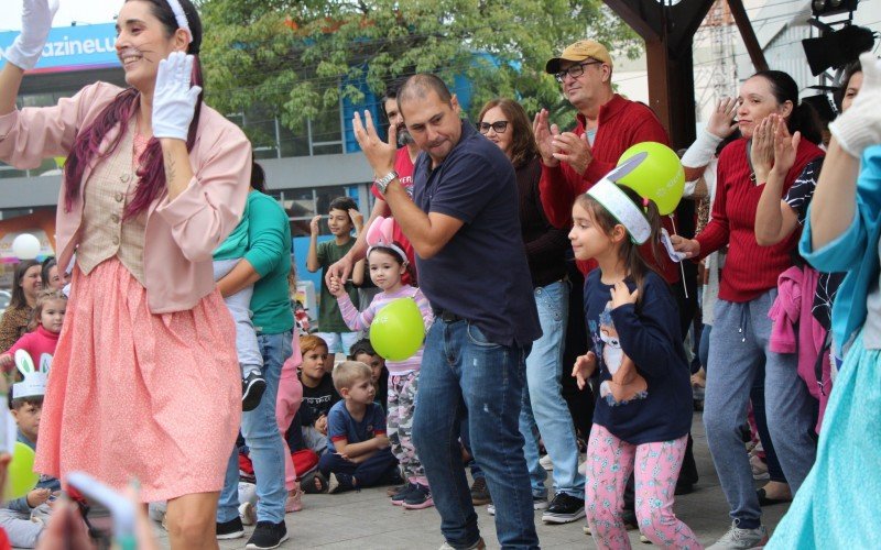 Coelhinho da Páscoa faz coreografias com pais e filhos e transforma praça em pista de dança