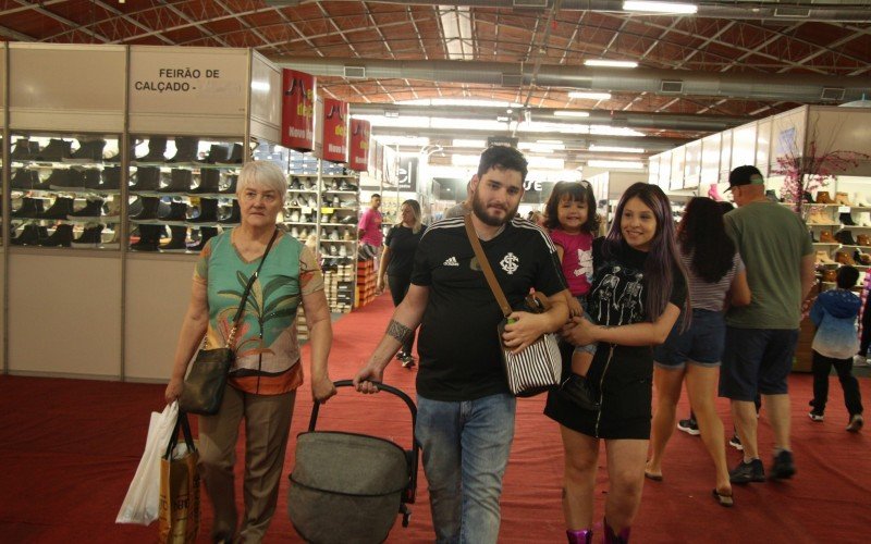 Loucura por Sapatos - Clara Schonhorst; Matheus Schonhorst; Anita Milani, e os filhos Fênix e Aurora (no colo)