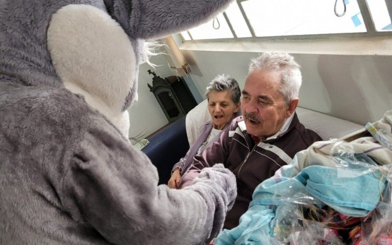 Pai Adriano de Ogum visitou a Apae, a Associação de Assistência em Oncopediatria (AMO Criança) e Lar São Vicente de Paula