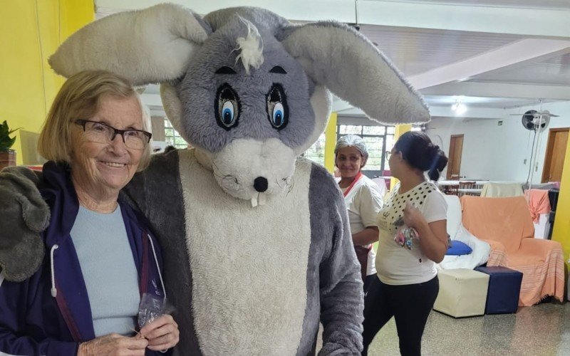 Pai Adriano de Ogum visitou a Apae, a Associação de Assistência em Oncopediatria (AMO Criança) e Lar São Vicente de Paula