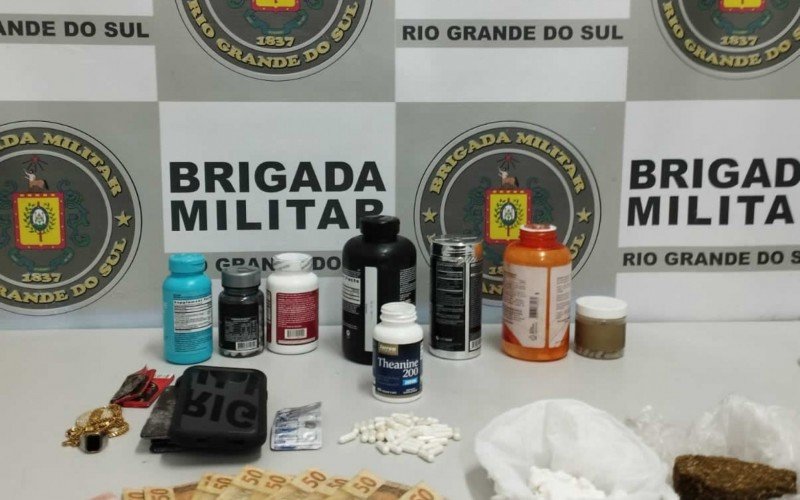 Mercedes-Benz ultrapassa viatura da BM em alta velocidade e motorista acaba preso por tráfico