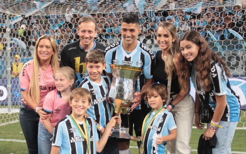 Suárez marcou o gol do tÃtulo tricolor e comemorou com a famÃlia