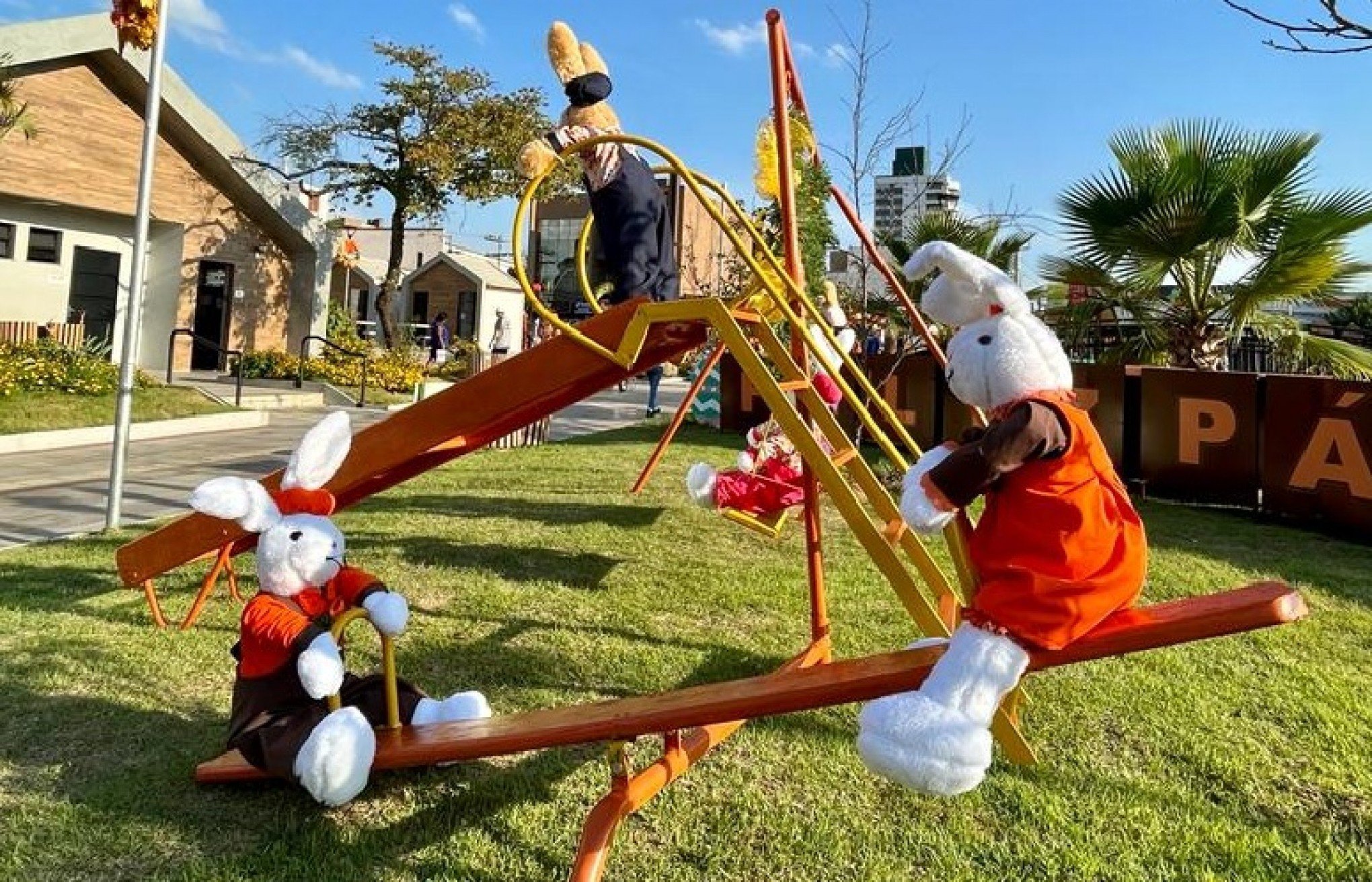 Coelho na praça e missas marcarão o domingo de Páscoa na região