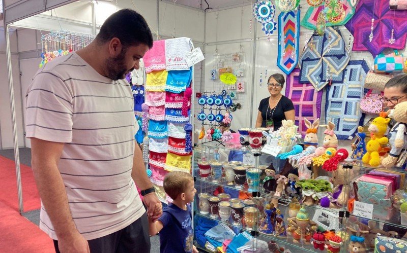 Famílias aproveitam o domingo de Páscoa para visitar a feira da Loucura por Sapatos