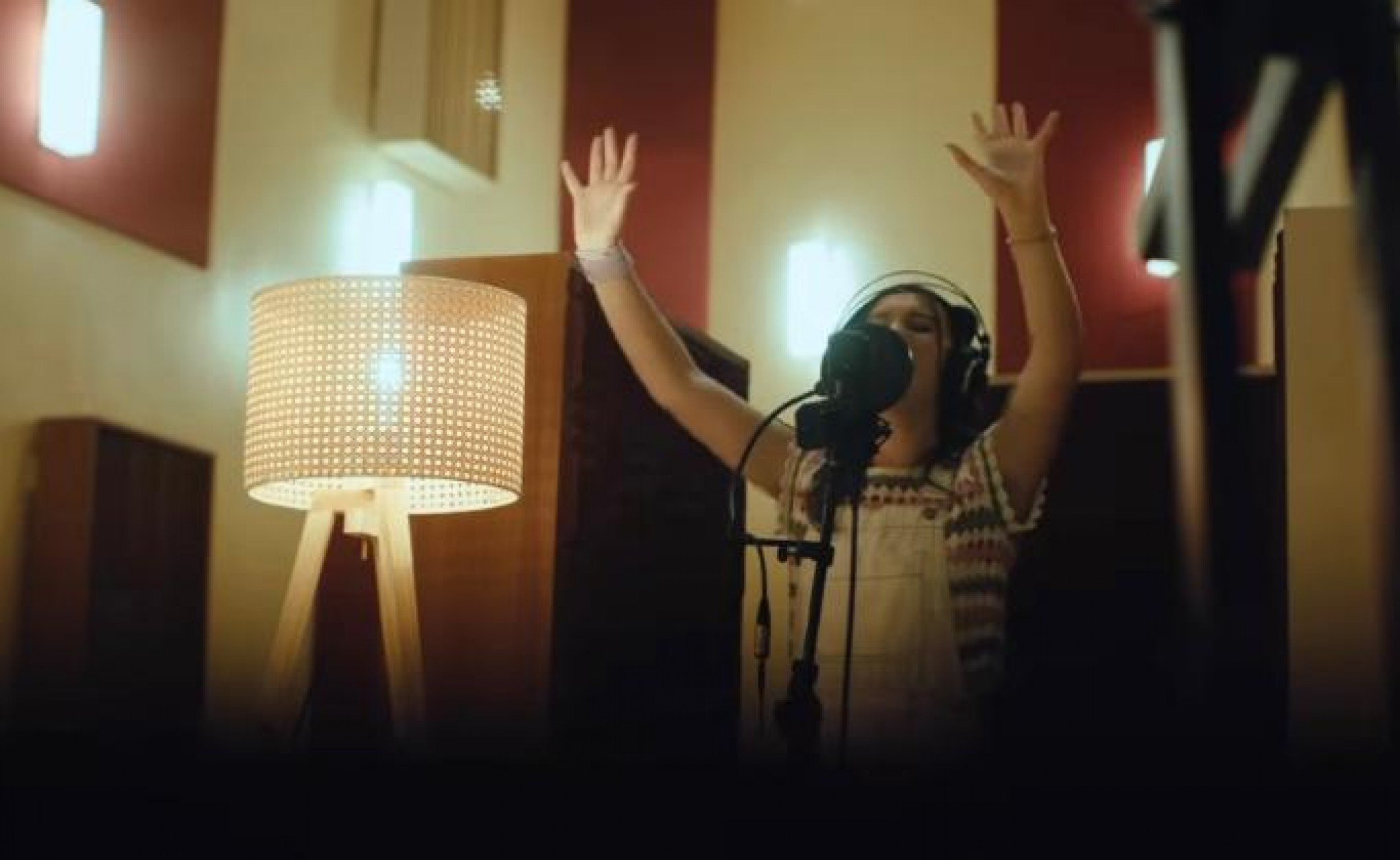 Vídeo mostra bastidores da gravação do EP de músicas autorais de Tay, do The Voice Kids