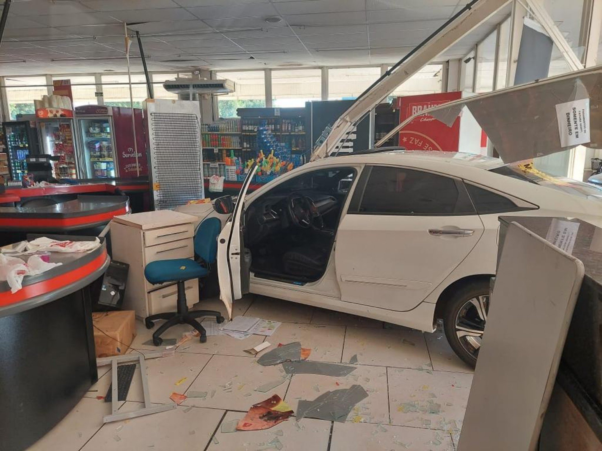 Motorista embriagado invade supermercado no Vale do Caí