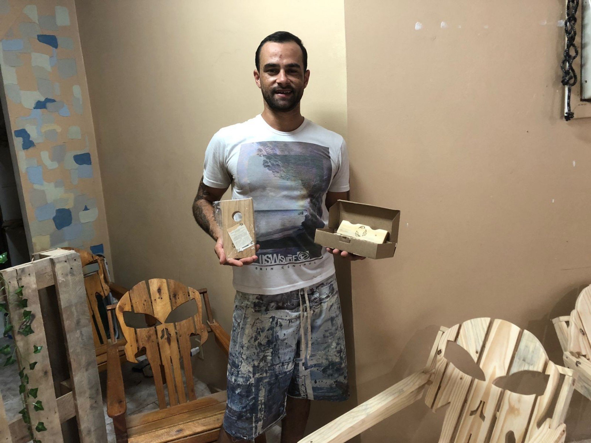 Artista de São Leopoldo cria peças em madeira com sementes de árvores