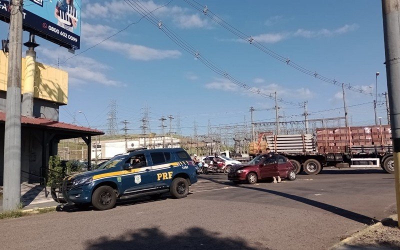 Uma mulher fica ferida em um acidente entre três carros na BR-116