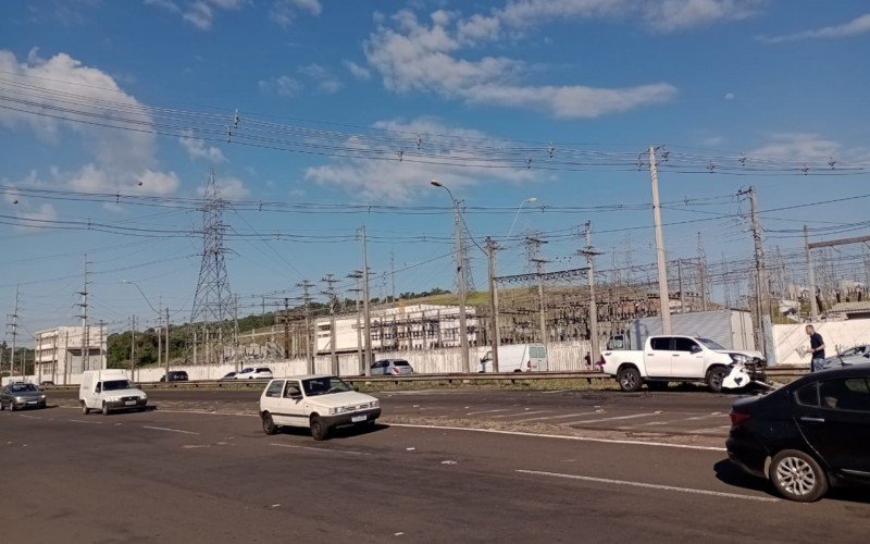 Uma mulher fica ferida em um acidente entre três carros na BR-116