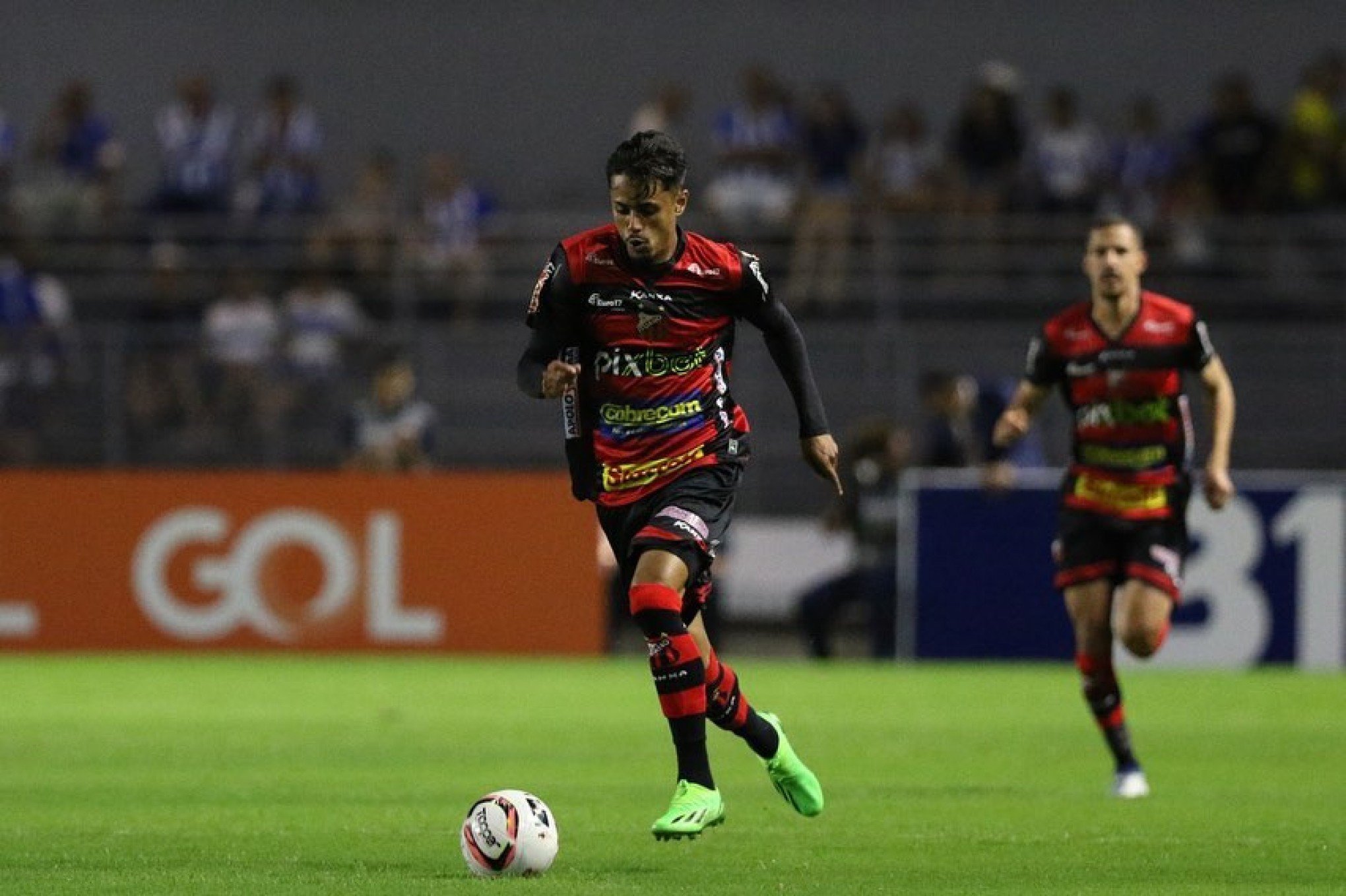 Atacante chega a Porto Alegre para assinar com o Inter