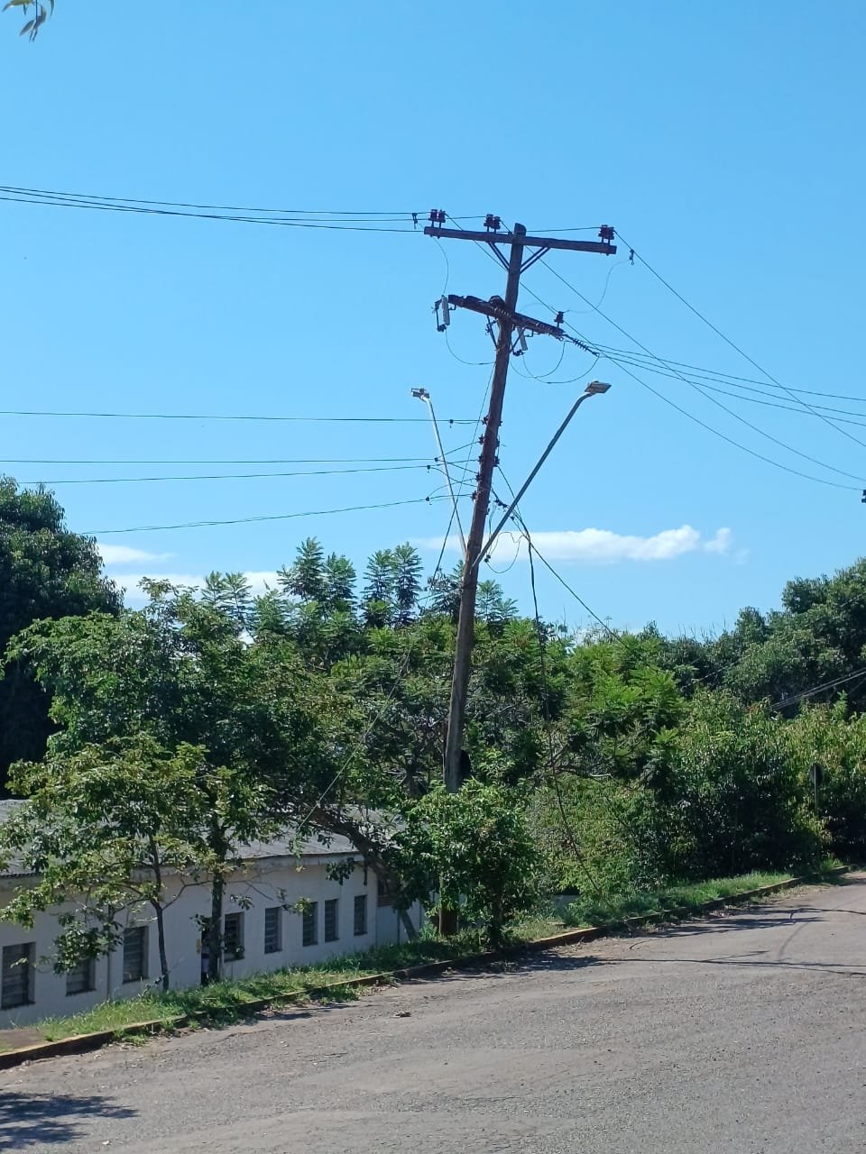 Poste danificado afeta atendimentos