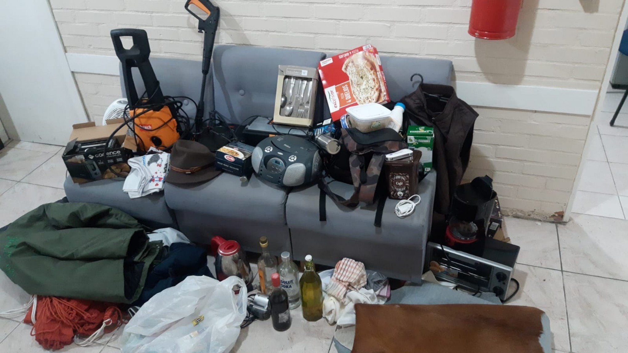 Homens são detidos na Região das Hortênsias com materiais e dinheiro sem procedência
