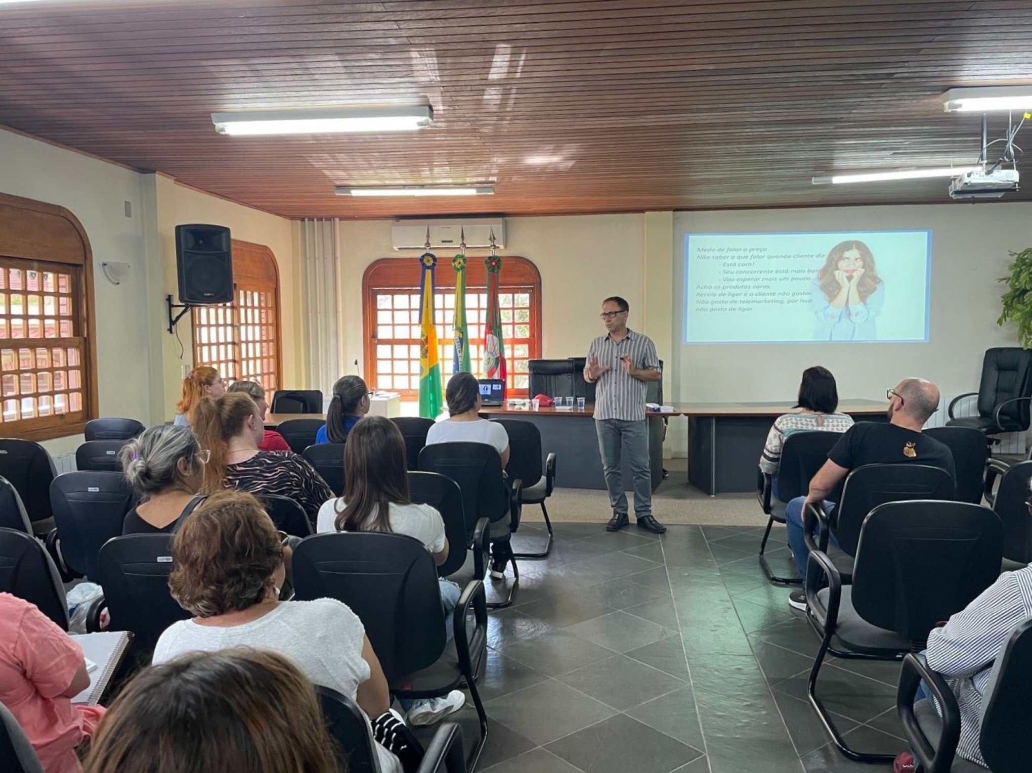 Participantes da 11ª Feira Feito em Gramado recebem treinamento de vendas