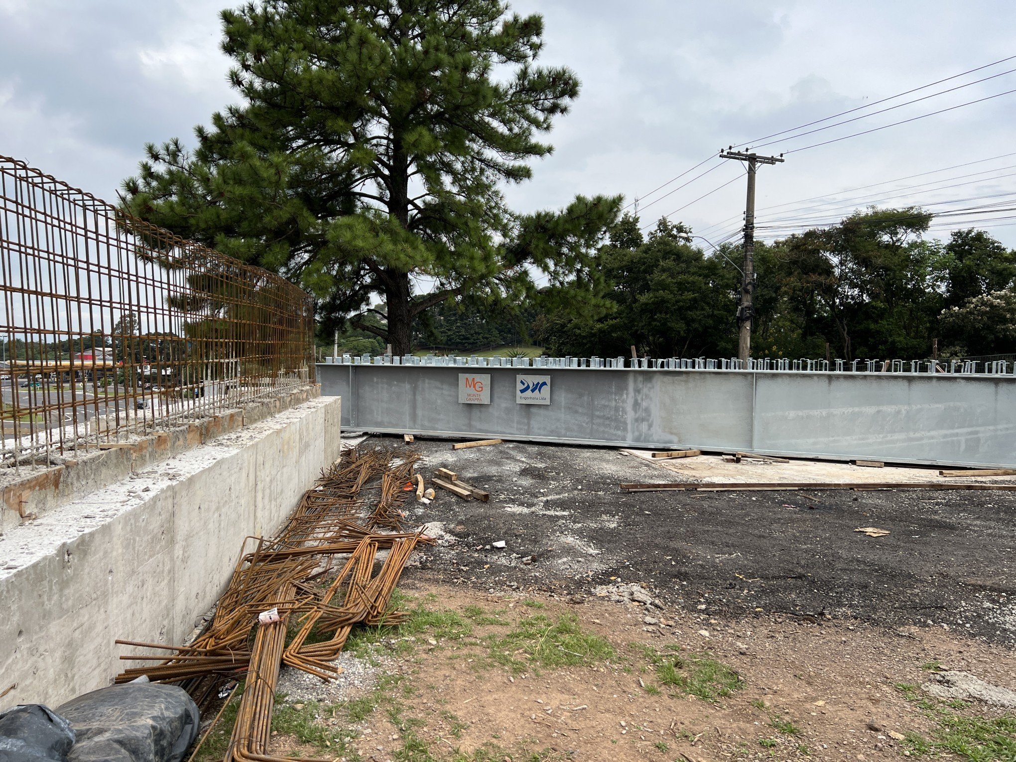 Construção do viaduto do bairro Várzea Grande começa a receber estruturas metálicas