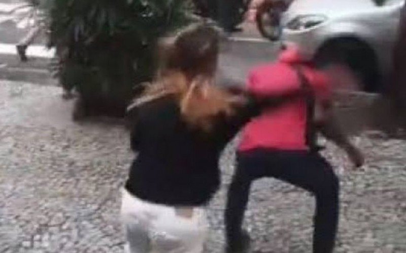 Imagens de vídeo mostra a ex-atleta agredindo o entregador; caso aconteceu no último domingo (9)