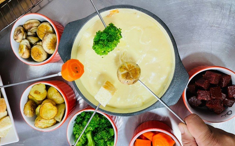Dia do Fondue: Chef de Gramado ensina receita do tradicional prato suíço