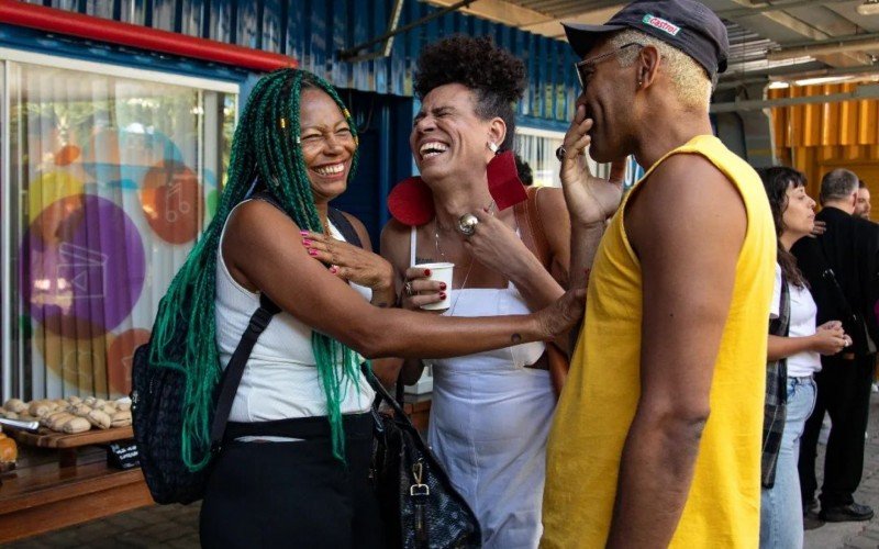 Bastidores de ensaios e gravações são compartilhados pela atriz nas redes sociais