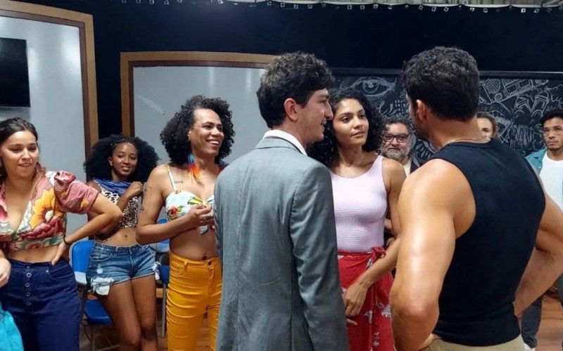 Bastidores de ensaios e gravações são compartilhados pela atriz nas redes sociais