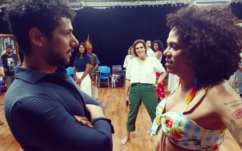 Bastidores de ensaios e gravações são compartilhados pela atriz nas redes sociais