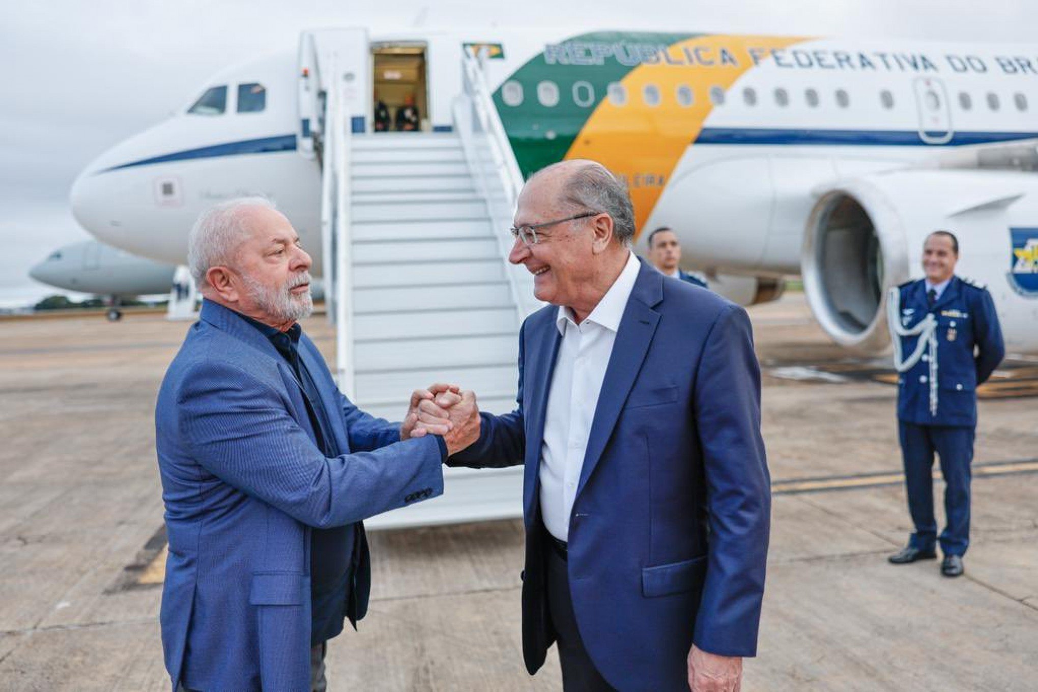 Lula embarca para China e Alckmin assume Presidência