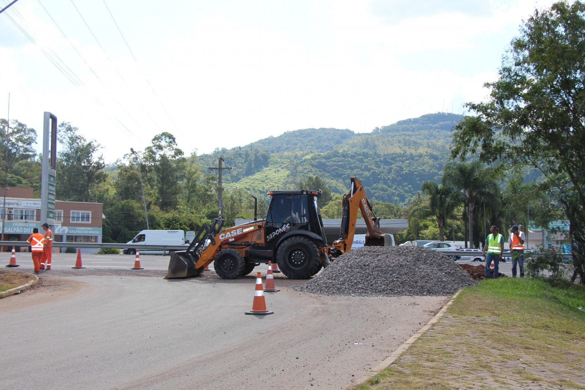 Vala próximo ao pedágio da RS-239 é reaberta para obras de drenagem