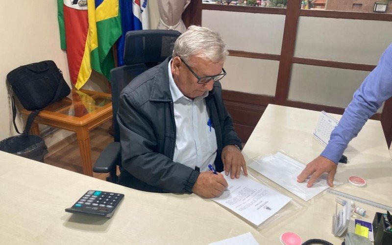 Prefeito Constantino Orsolin autoriza contratação de empresa para realização do concurso público