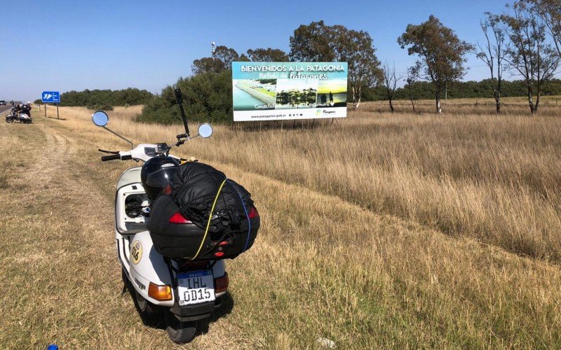 Trio de amigos do RS se aventura em viagem a bordo de Vespas com destino à Patagônia