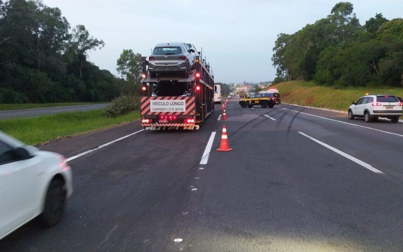 Homem morre em acidente com van na freeway