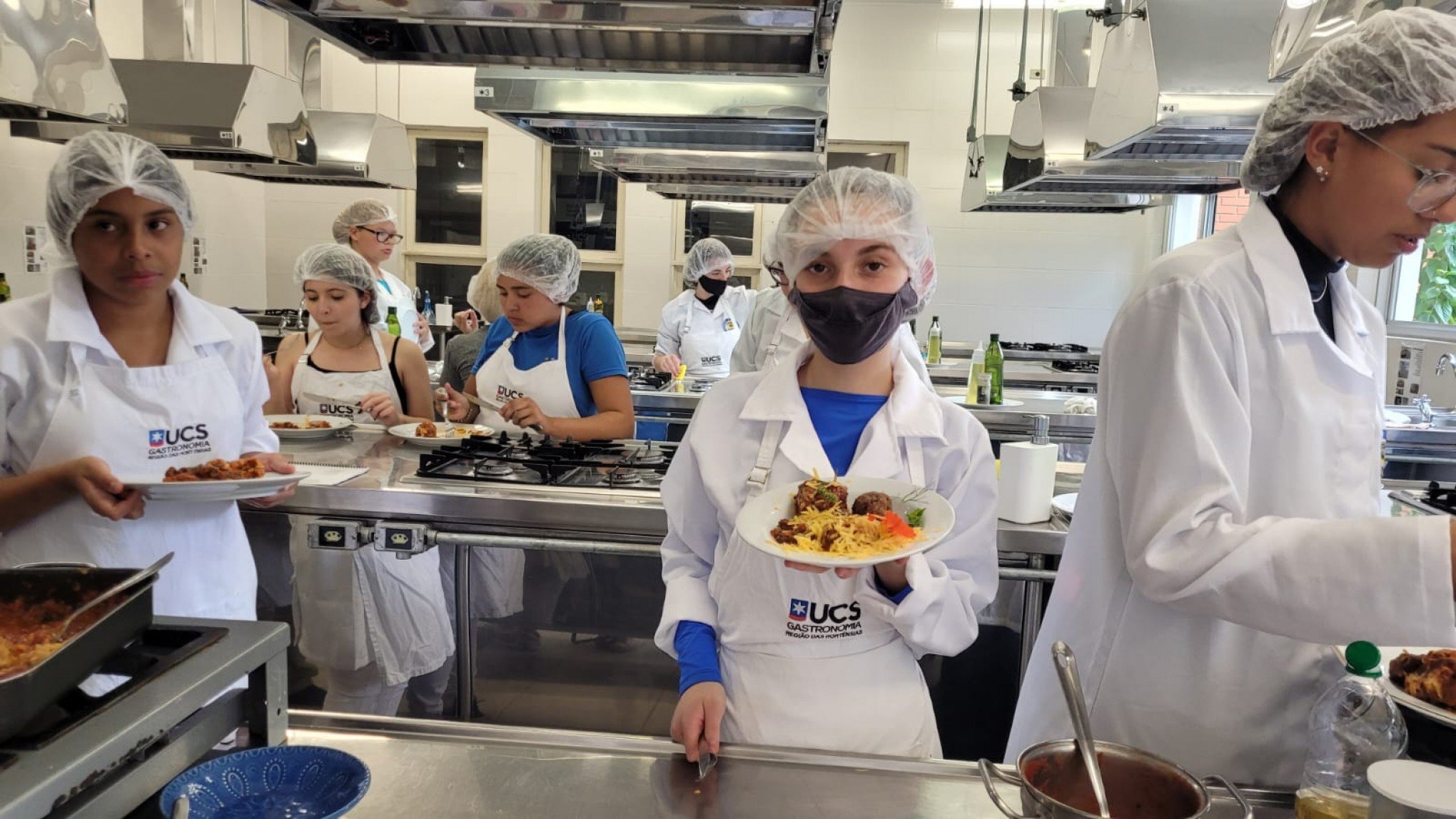 Estudantes do 9º Ano de escolas municipais de Canela participam de oficinas de gastronomia
