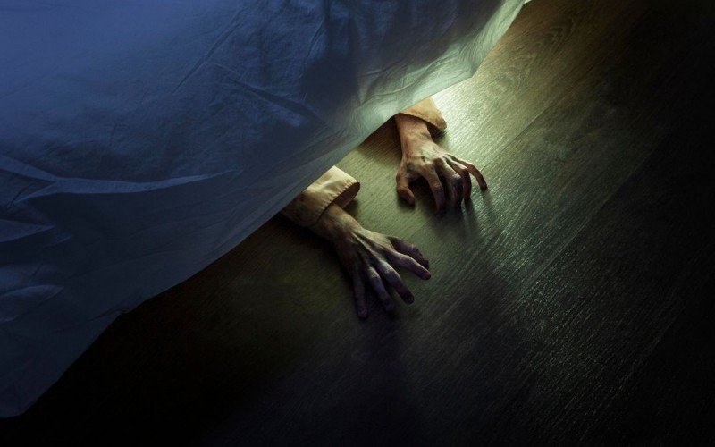 Brasileira descobre que homem morava embaixo do assoalho do quarto; veja o que ele planejava